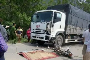 Tông vào xe tải, 2 nam thanh niên chết thảm