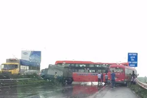 Xe khách chắn ngang cao tốc, tắc đường hàng km