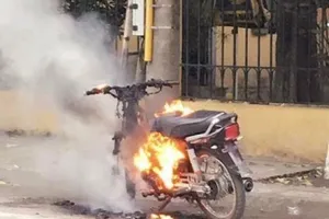 Chửi bới, đốt xe máy vì bị CSGT kiểm tra