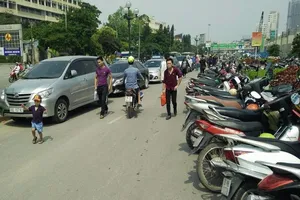 Tận dụng cầu vượt làm bãi giữ xe, chặt chém du khách