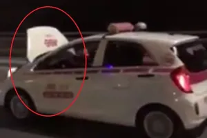 Tước bằng lái tài xế taxi chạy xe bung nắp capo 