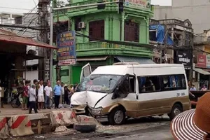 Xe khách cày nát dải phân cách, nhiều người bị thương