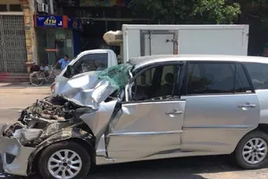 Ô tô biển xanh bẹp dúm phần đầu sau cú tông xe tải