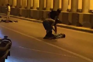 2 thanh niên phóng xe vào dải phân cách ở đường hầm