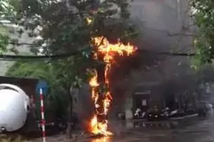 Cột điện cháy ngùn ngụt giữa đường phố Hà Nội