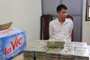 Vận chuyển 42 bánh heroin lấy 100 triệu tiền công