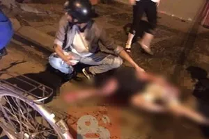 Bị chém gục vì cầm dao đuổi theo ô tô