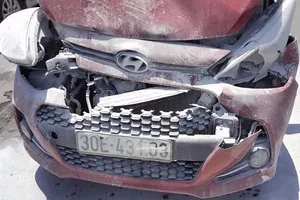 Xế hộp bốc cháy giữa phố Hà Nội