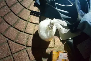 Nhặt được túi quần áo có ma túy, thấy công an bỏ chạy