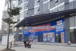 Bé trai 5 tuổi rơi từ tầng 17 xuống đất 