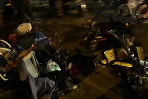 Ô tô tông đổ cột điện và xe máy rồi lật ngửa giữa đường