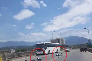 Lao với tốc độ kinh hồn, xe máy vỡ vụn trước đầu ô tô