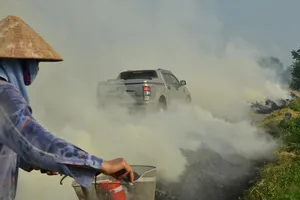 Hà Nội mịt mù khói vì nông dân đốt rơm