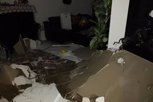 Cả mảng trần đổ sập xuống căn hộ chung cư 