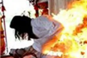Tẩm xăng đốt chết vợ cũ rồi tự tử