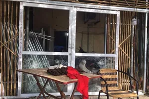20 côn đồ lao vào phá nhà, chém người