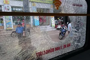 Giận bạn gái, ném vỡ kính xe buýt cho hả tức!