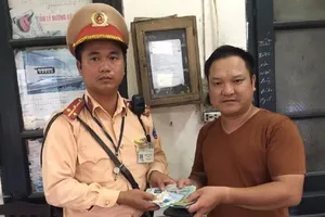 CSGT tìm người rơi ví có 10 triệu đồng để trả lại