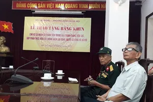 'Khui' 3.000 hồ sơ, mỗi lão nông được thưởng 1,2 triệu