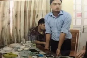 Bắt một nhà báo nhận tiền doanh nghiệp