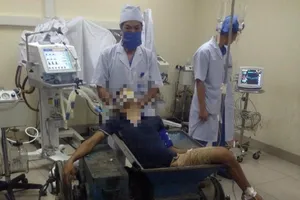 Nát chân vì toàn thân bị kẹt chặt trong máy làm gạch