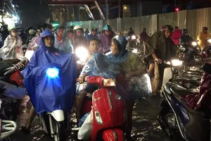 Mưa như trút, Hà Nội chìm trong biển nước