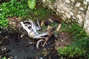 Người đàn ông tử vong trong tư thế cắm đầu xuống mương