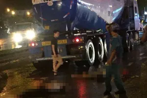 Chị đèo em ngã ra đường, xe đầu kéo cán tử vong