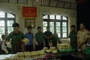 Công an bắt vụ vận chuyển 300.000 viên hồng phiến