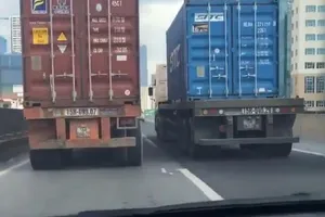 Truy tìm 2 container chạy 'rùa bò' ở đường trên cao