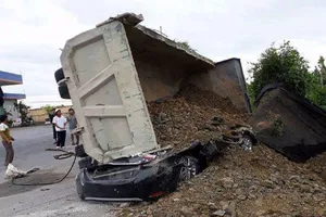 Xe tải lật ngang, đè bẹp ô tô con đang chạy