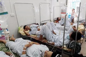 Sốt xuất huyết tăng vọt, BV 'gồng mình' chống dịch