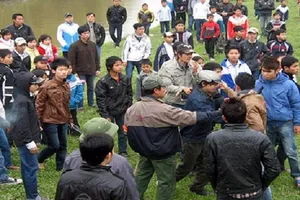 Thấy hô hoán, cả làng quây đánh 2 người mua thuốc lá