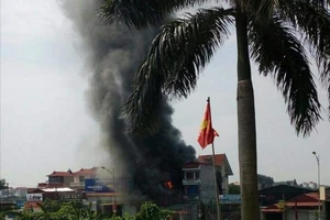 Hà Nội: Cháy lớn tại nhà xưởng, nghi có người chết