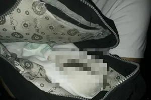 Bé sơ sinh qua đời khi vừa lọt lòng vì bị bỏ rơi 