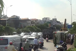 Xe khách lật giữa đường, nhiều người bị thương