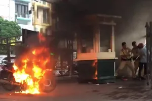 Bị CSGT xử phạt, đốt luôn xe máy