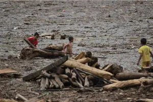 Tìm thấy thi thể cháu bé sau trận lũ kinh hoàng