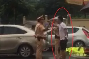 Cầm gậy golf hành hung vì… 'ghét CSGT' (!)