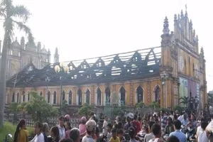 Cận cảnh nhà thờ hơn 100 năm tuổi cháy rực trong đêm