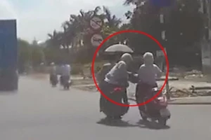 Cô gái đi Vespa bị 2 tên cướp đâm suýt chết