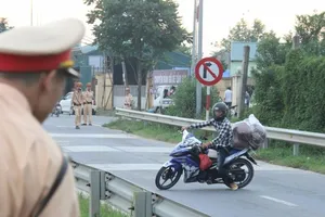 Xe máy lao vào CSGT, chạy ngược chiều trên cao tốc