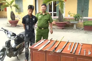 Bắt con nghiện cướp giật, thu nhiều mã tấu và đinh ba