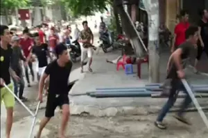 Nhóm thực khách đang ăn bị 20 côn đồ tấn công 