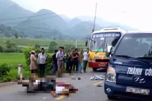 Tông vào xe buýt, hai anh em thương vong