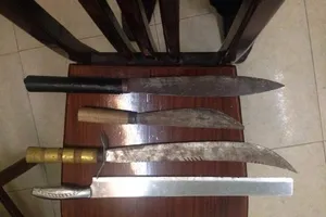 3 thanh niên mang dao, phớ đi 'dạo phố' đụng cảnh sát