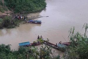 Ô tô lao xuống lòng hồ thủy điện, 2 người tử vong