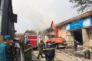 Cháy lớn, cảnh sát phải lấy nước sông Hồng dập lửa