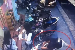 Clip ghi lại hình ảnh trộm xe SH trong vòng 15 giây