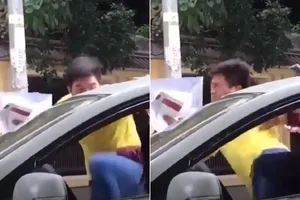 Nam thanh niên đạp tới tấp nữ tài xế ngồi trong xe